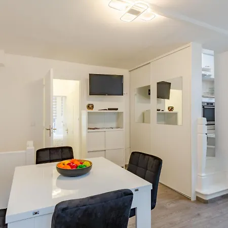 Mirabeau By Interhome Lejlighed *